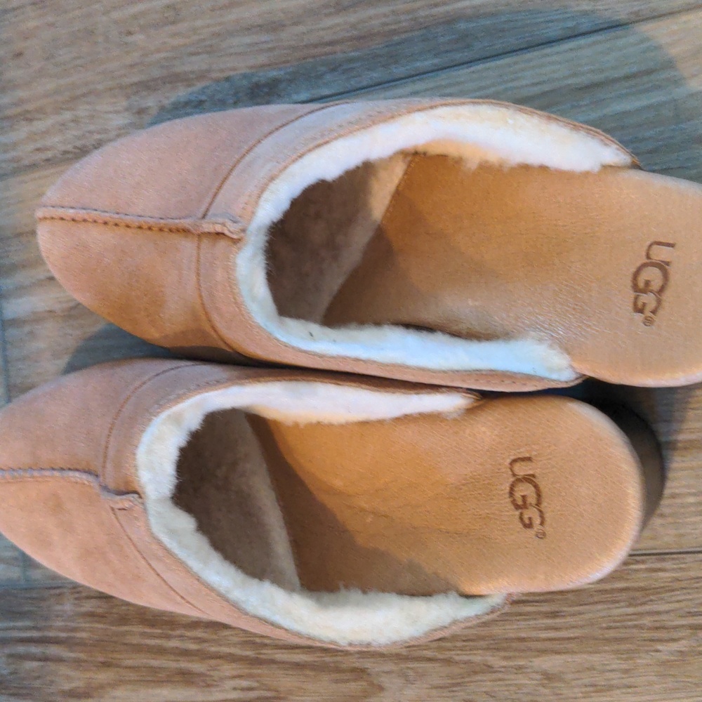 Like new Ugg Warm and cozy Clogs. Perfect for Fall. Size 8.